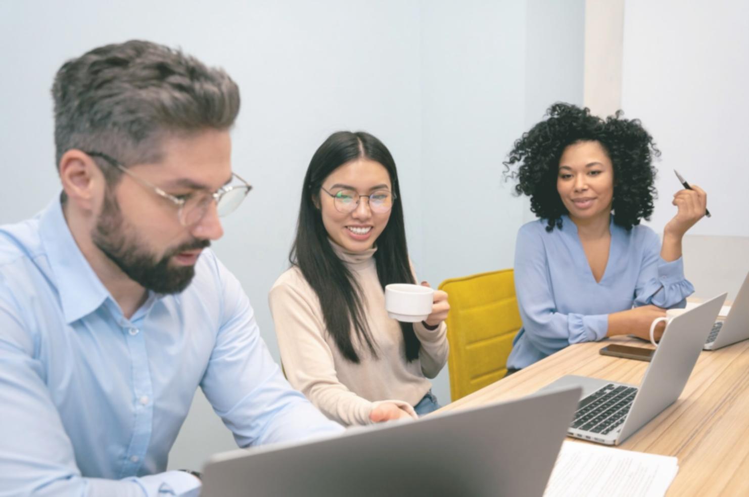Espace de travail organisé pour l'apprentissage à distance avec ordinateur, cahiers et plantes
